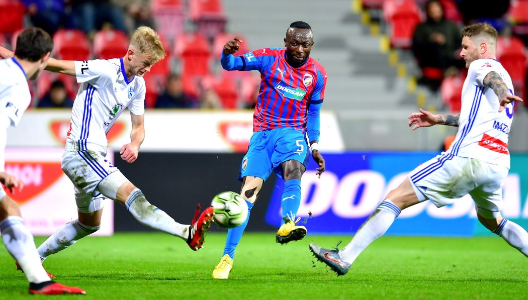 Moment předcházející třetí brance Viktorie Plzeň ve čtvrtfinále MOL Cupu s Mladou Boleslaví, Joel Kayamba napřahuje