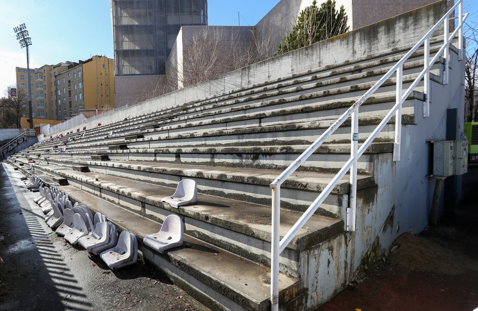 Tribuny žižkovského stadionu jsou v dezolátním stavu.