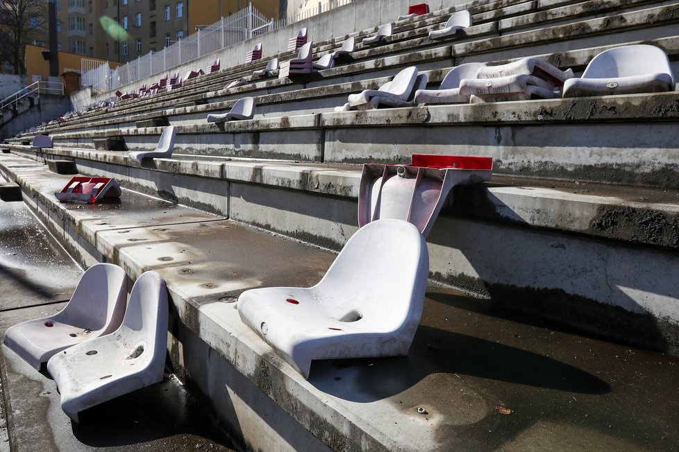 Tribuny žižkovského stadionu jsou v dezolátním stavu.