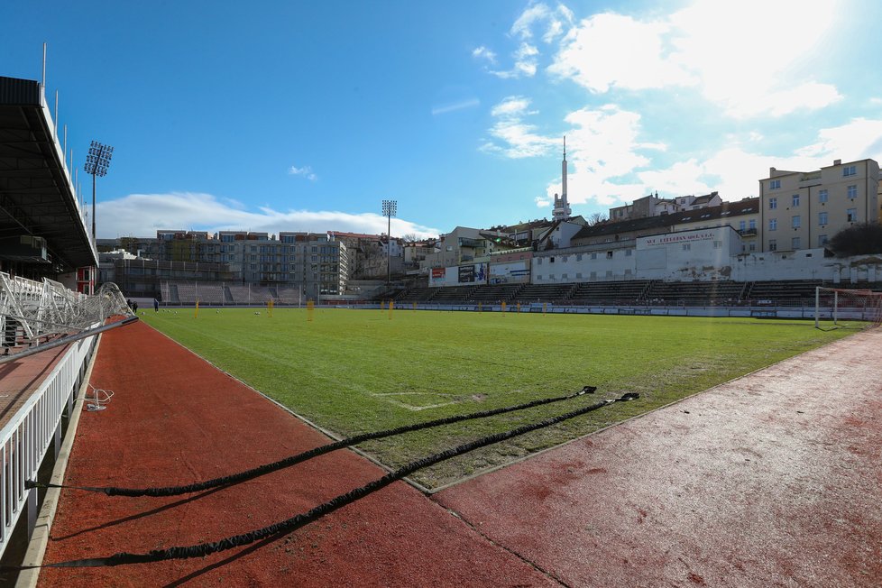 Stadion Viktorie Žižkov je dlouhodobě ve špatném stavu. Radnice odmítá řešit jeho budoucnost.