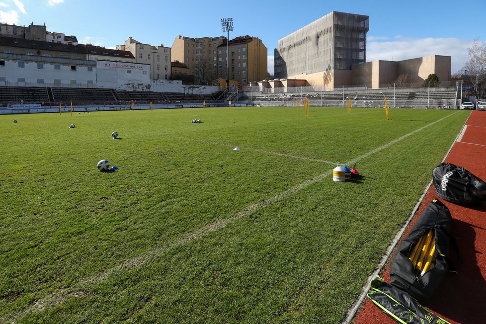 Stadion Viktorie Žižkov je dlouhodobě ve špatném stavu. Radnice odmítá řešit jeho budoucnost.