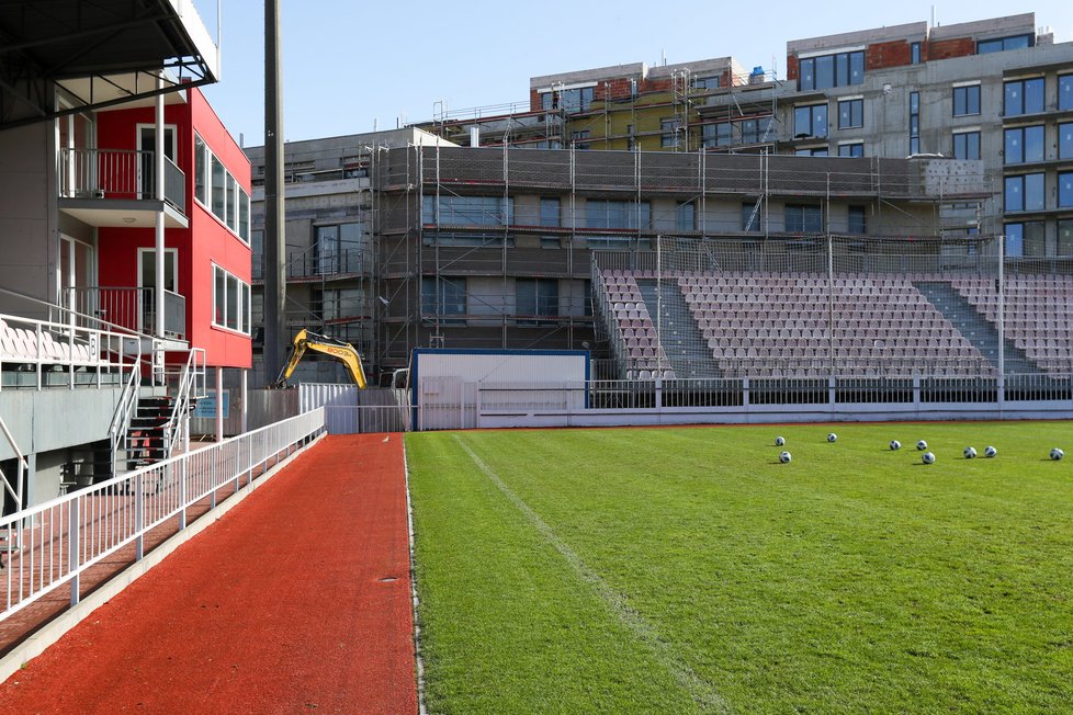 Pomník Vlasty Buriana se na žižkovské Viktorce nachází jen pár metrů od hrací plochy. Nalezneme jej přímo před červenou budovou v popředí, kde se nachází klubové zázemí.