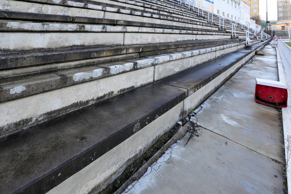 Severní tribuna stadionu je v havarijním stavu. Statik zakázal její eventuální využití pro konání zápasů. Ty se na Žižkově ovšem nekonají, poněvadž stadion nesplňuje podmínky dané pro druhou ligu.