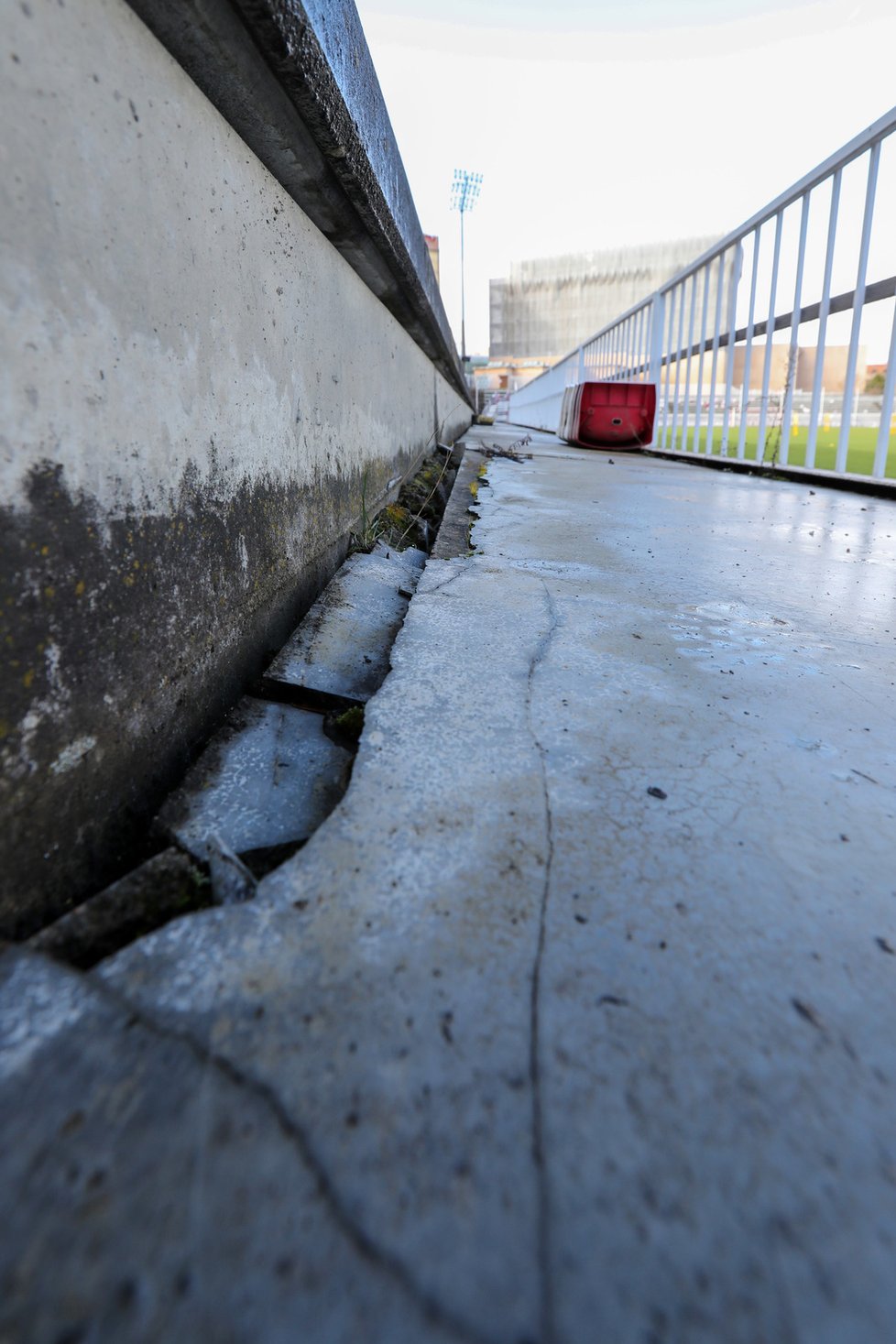 Severní tribuna stadionu je v havarijním stavu. Statik zakázal její eventuální využití pro konání zápasů. Ty se na Žižkově ovšem nekonají, poněvadž stadion nesplňuje podmínky dané pro druhou ligu.