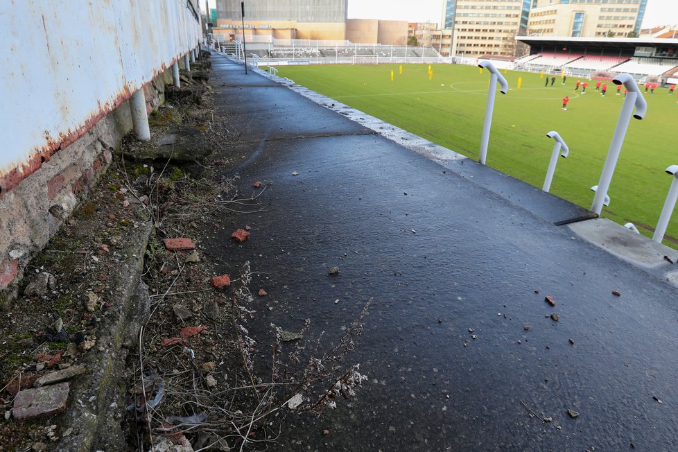 Severní tribuna stadionu je v havarijním stavu. Statik zakázal její eventuální využití pro konání zápasů. Ty se na Žižkově ovšem nekonají, poněvadž stadion nesplňuje podmínky dané pro druhou ligu.