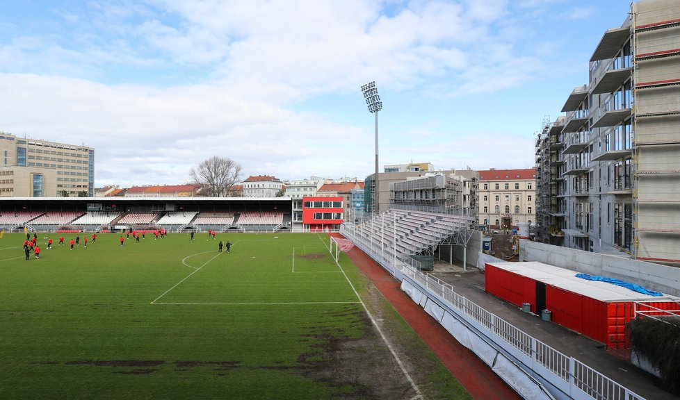 Stadion Viktorie Žižkov je dlouhodobě ve špatném stavu. Radnice odmítá řešit jeho budoucnost.