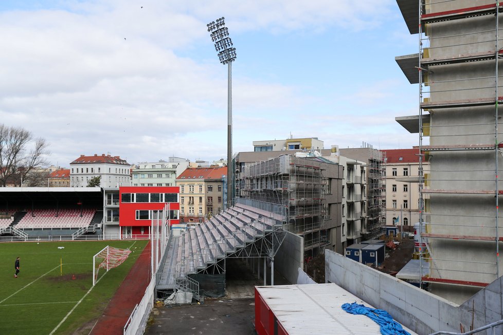 Fanoušci na samém vršku tribun budou mít perfektní přehled nejen o tom, co se děje na hřišti, ale také co se bude dít v jednotlivých domácnostech.