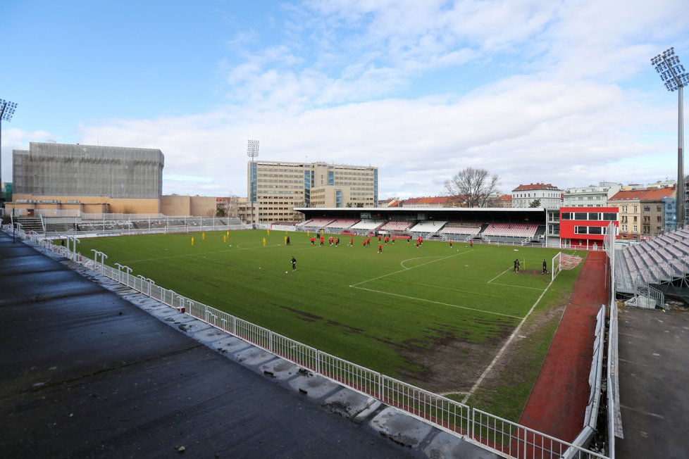 Žižkovský stadion je starý přes půl století. Žižkovští fotbalisté zde v minulosti hostili například Glasgow Rangers, Real Betis nebo slavnou Chelsea.