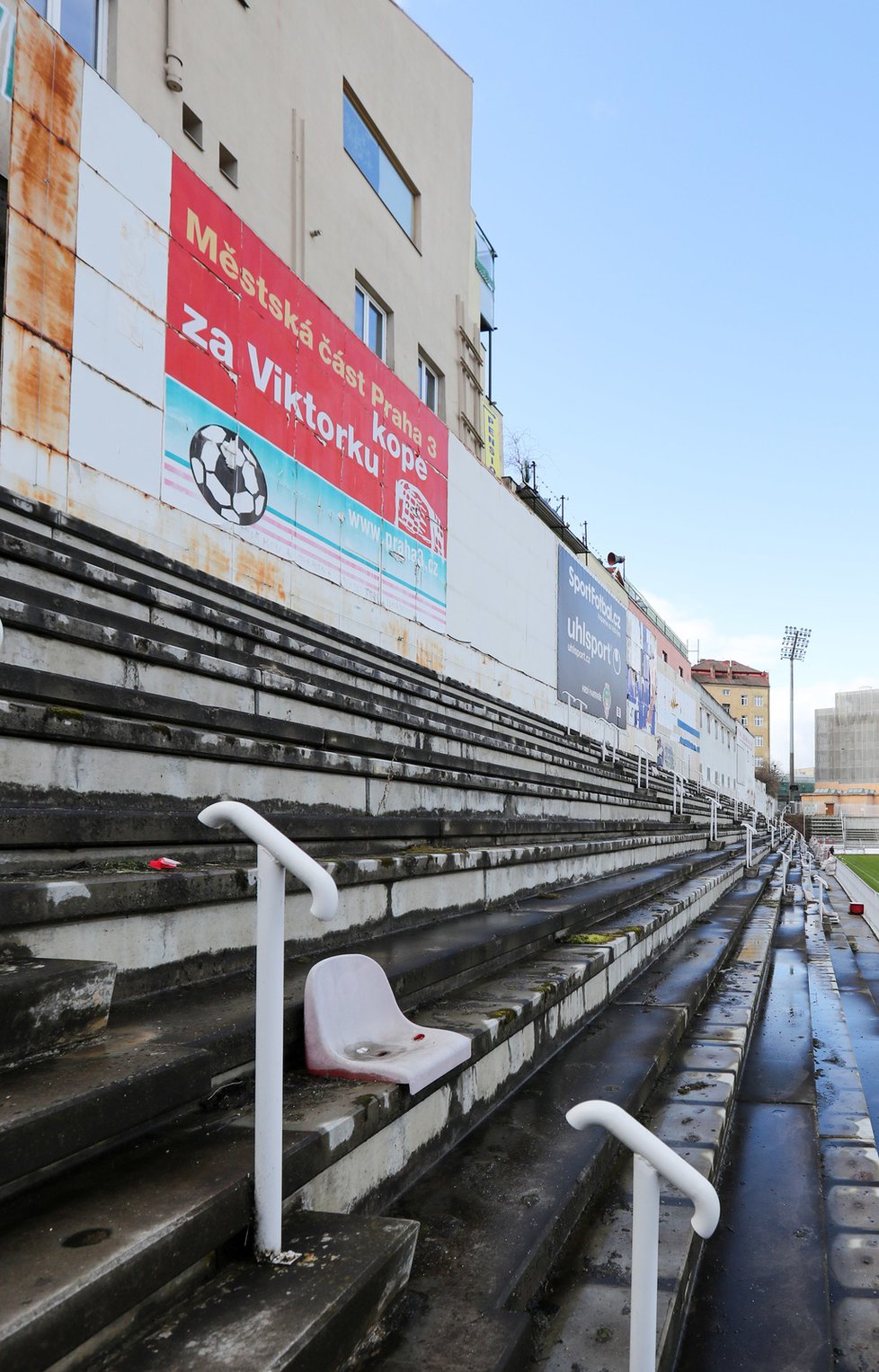 Stadion je ve správě Prahy 3. Ta však podle současných majitelů klubu jeho údržbu dlouhodobě zanedbává. Důsledkem je například uzavřená tribuna pro nevyhovující stav.