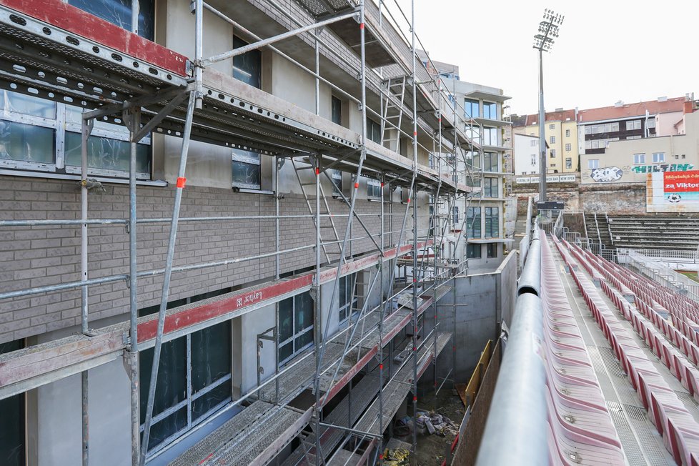 Fanoušci na samém vršku tribun budou mít perfektní přehled nejen o tom, co se děje na hřišti, ale také co se bude dít v jednotlivých domácnostech.