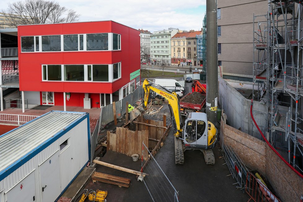 V těchto místech bývala přístupová cesta na stadion. Momentálně je zde ale staveniště. Podle radního Prahy 3 Jana Materny zde však přístup na stadion po dokončení nezbytných prací bude nadále.