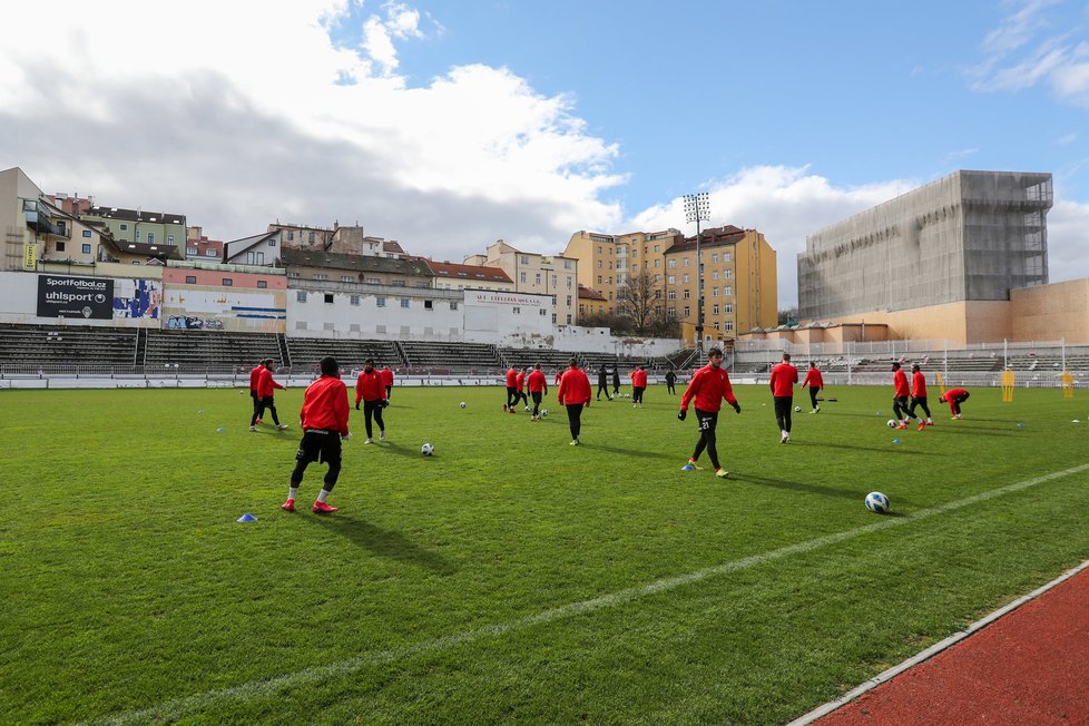 Na stadionu FK Viktoria Žižkov se kdysi proháněl i mladý Vlasta Burian, který zde má i svůj pomník.