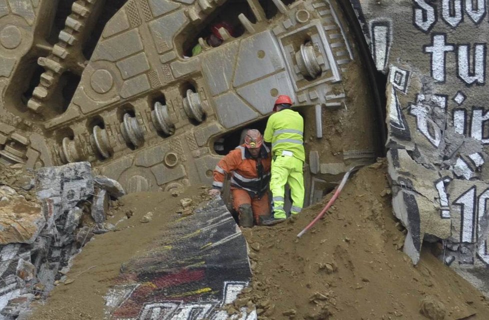 Razící štít Viktorie prorazil u Plzně nejdelší železniční tunel v ČR.