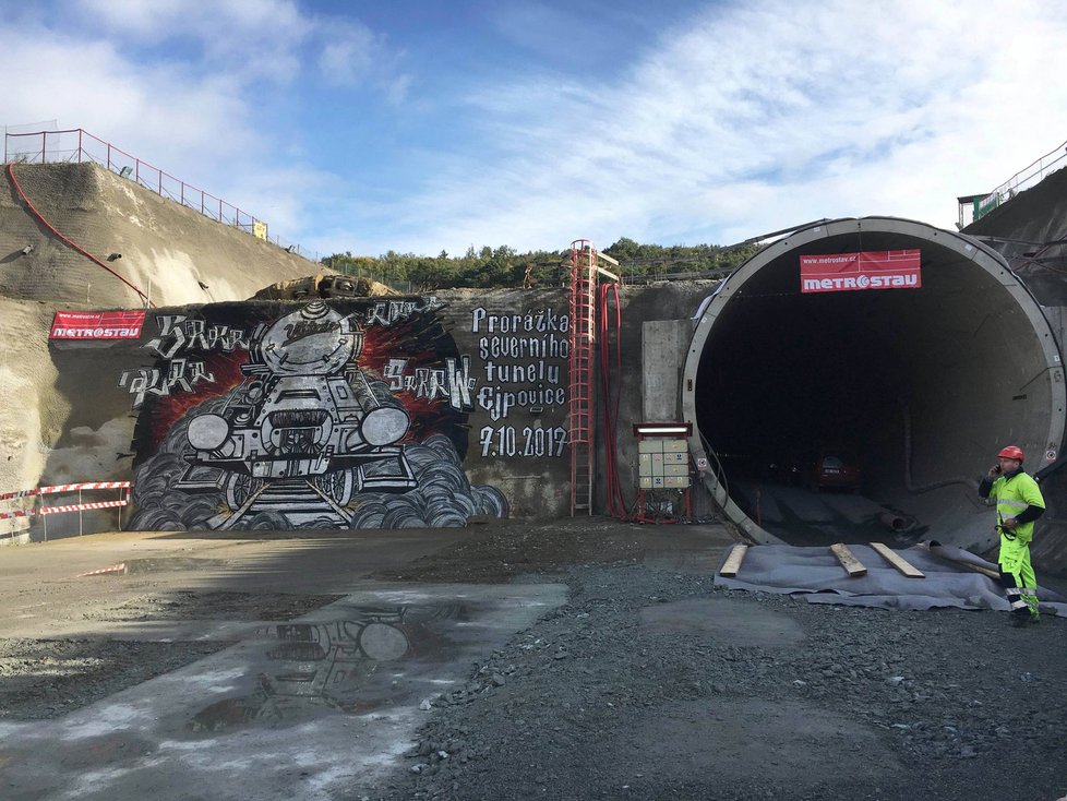 Razící štít Viktorie prorazil předloni u Plzně nejdelší železniční tunel v ČR.