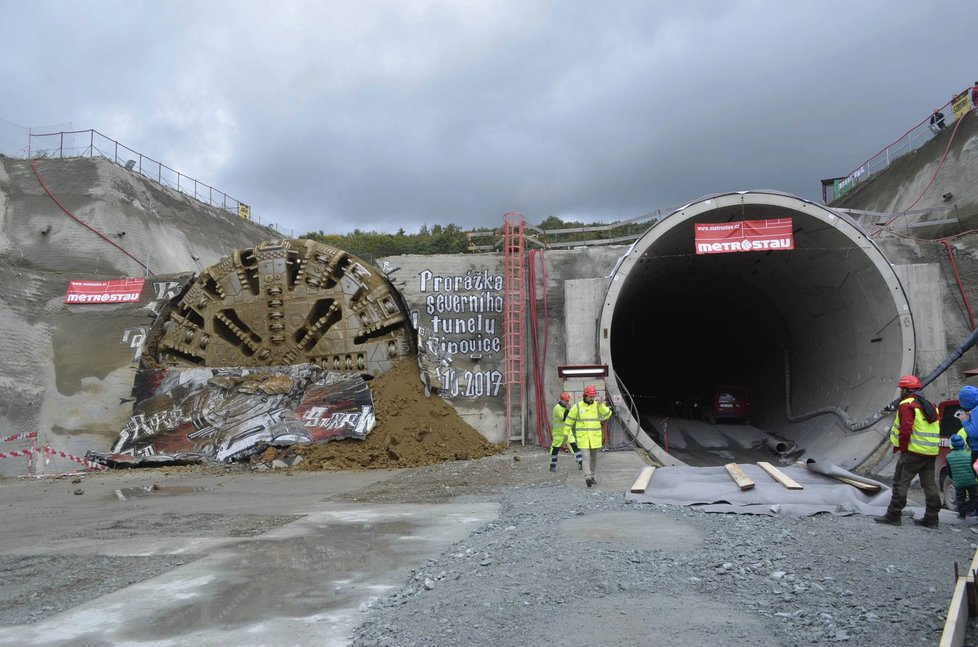 Razící štít Viktorie prorazil u Plzně nejdelší železniční tunel v ČR.