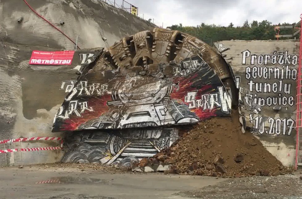 Razící štít Viktorie prorazil u Plzně nejdelší železniční tunel v ČR.