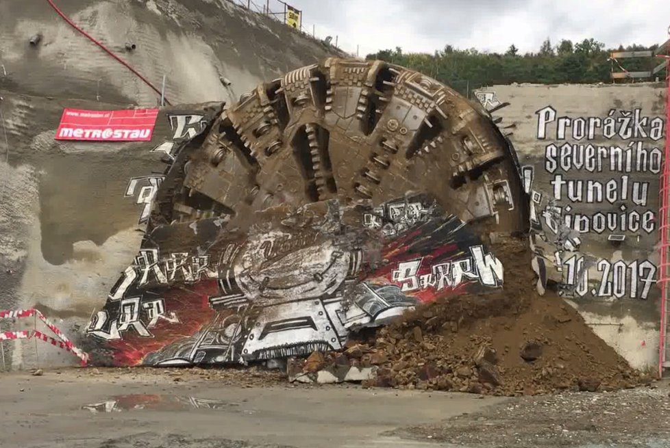 Razící štít Viktorie prorazil u Plzně nejdelší železniční tunel v ČR.