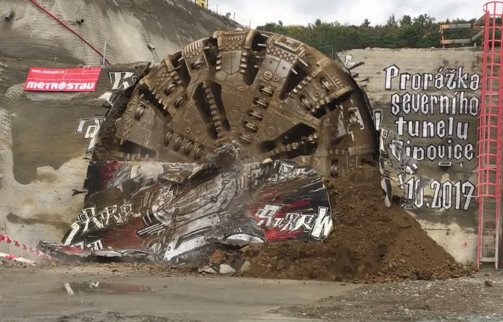 Razící štít Viktorie prorazil u Plzně nejdelší železniční tunel v ČR.