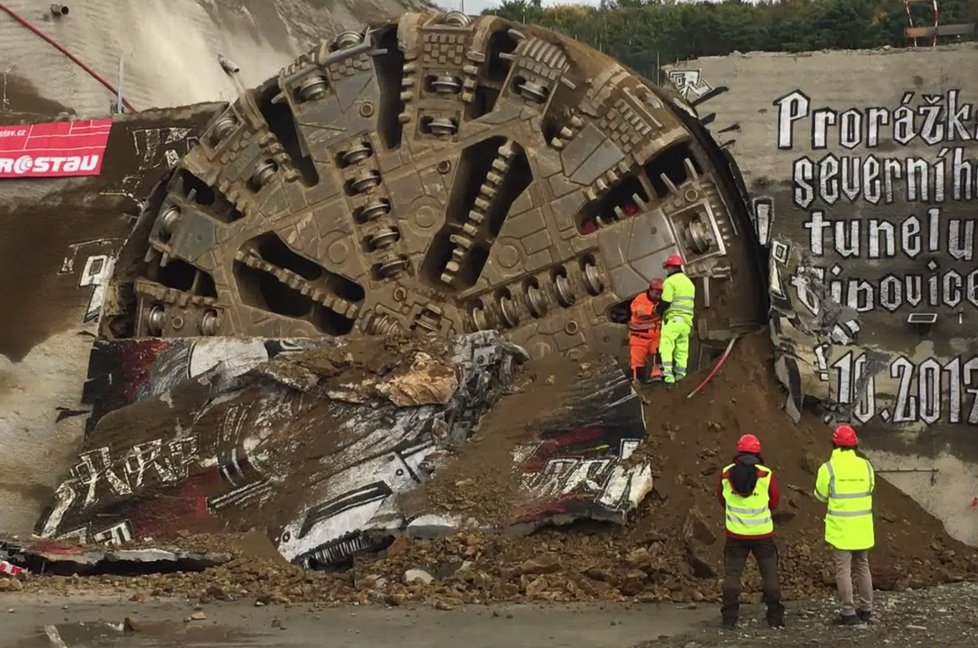 Razící štít Viktorie prorazil u Plzně nejdelší železniční tunel v ČR.