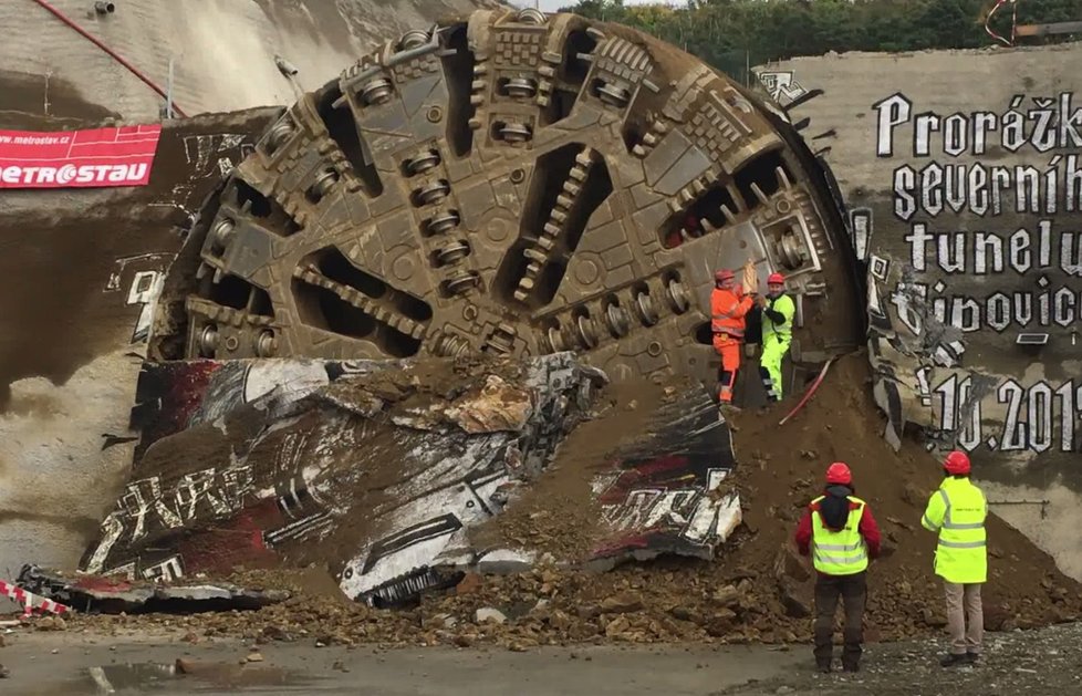 Razící štít Viktorie prorazil u Plzně nejdelší železniční tunel v ČR.