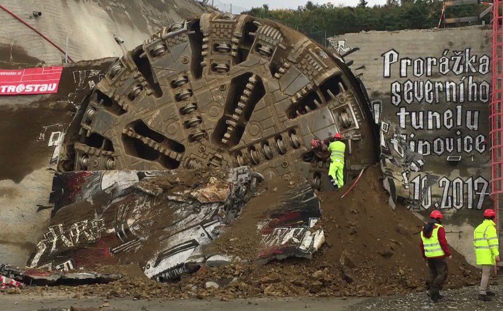 Razící štít Viktorie prorazil předloni u Plzně nejdelší železniční tunel v ČR.