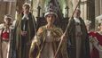 Jenna Colemanová jako královna Vikroie při slavnostní korunovaci
