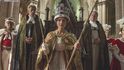 Jenna Colemanová jako královna Vikroie při slavnostní korunovaci