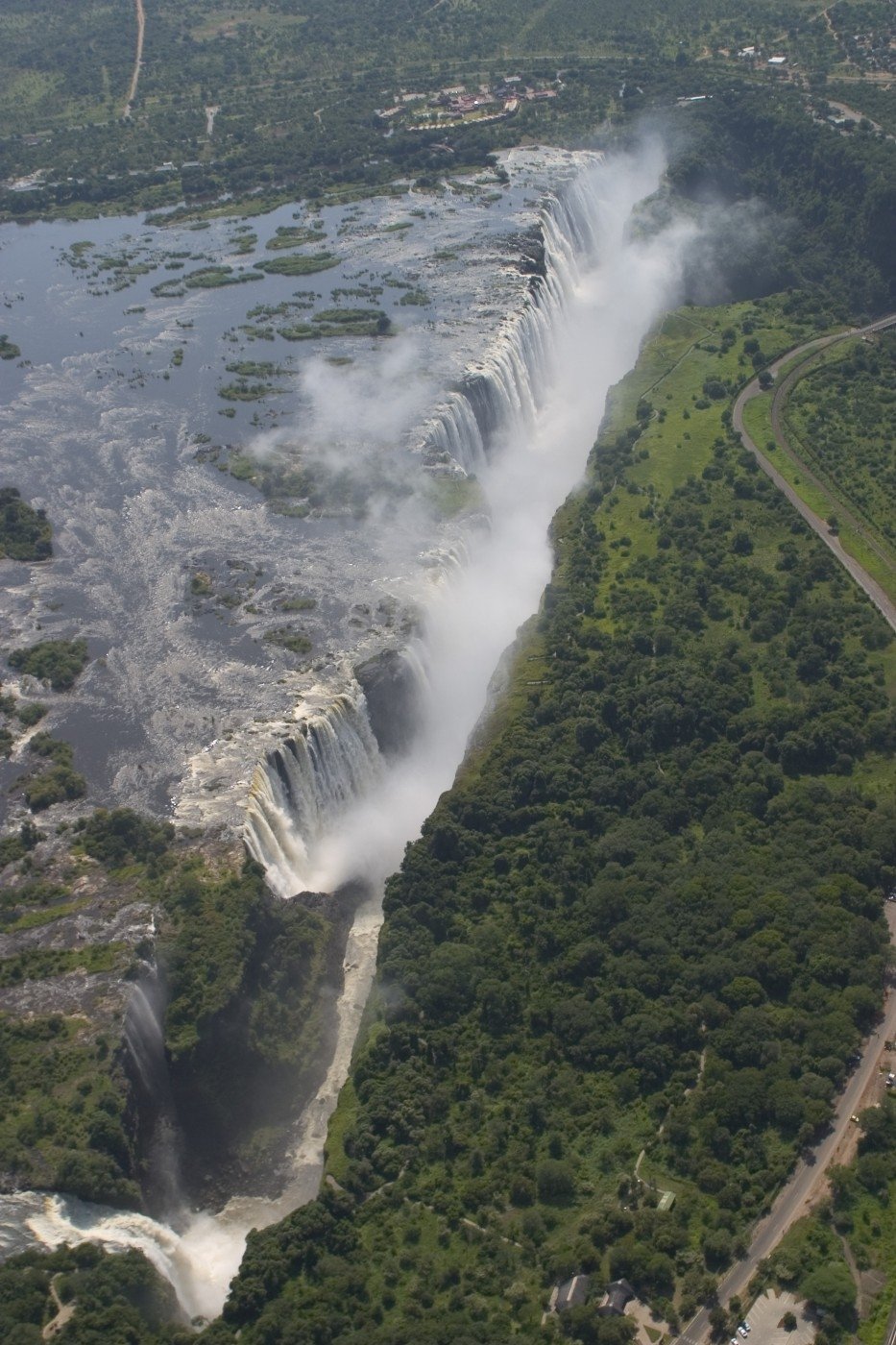 Tato masa vody tvoří hranici nezi Zambií a Zimbabwe