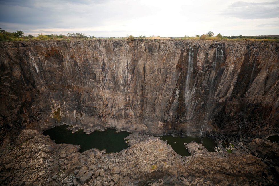 Viktoriiny vodopády se kvůli suchu zmenšily nejvíce za desetiletí (6. 12. 2019)