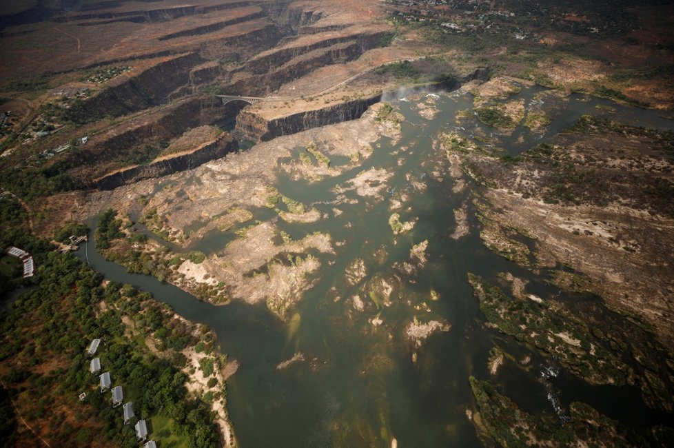 Viktoriiny vodopády se kvůli suchu zmenšily nejvíce za desetiletí (6. 12. 2019)