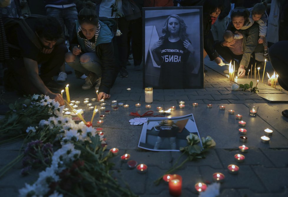 Lidé přišli uctít památku zavražděné novinářky Viktorije Marinovové