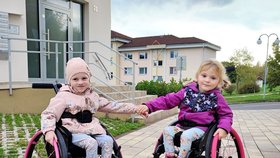 Dojemné setkání Viktorky s SMA s podobně nemocnou Editkou.