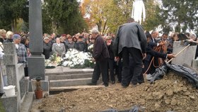 Tělíčko Viktorky, kterou minulý čtvrtek znásilnil a ubil její soused Štefan B. (46), uložili do hrobu vedle dědečka.