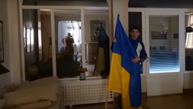 Francouzský aktivista obsadil vilu Putinovy dcery, vyměnil tam zámky a chce tam nastěhovat Ukrajinské uprchlíky.