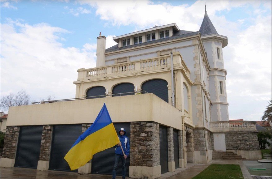 Francouzský aktivista obsadil vilu Putinovy dcery, vyměnil tam zámky a tam usadit uprchlíky z Ukrajiny!