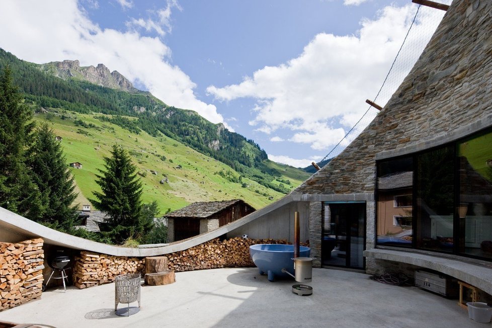 Villa Vals ve Švýcarsku: Luxusní »bunkr« zarostlý ve svahu