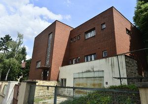 Praha 6 povolila demolici vily na Petřinách. Místní vilu chtějí zachránit.