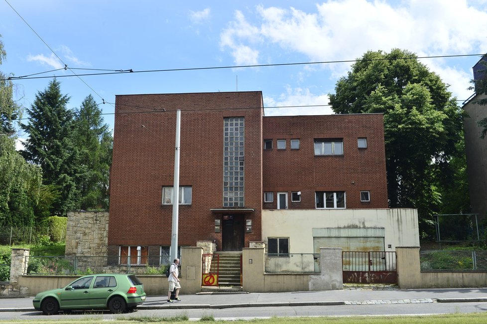 Praha 6 povolila demolici vily na Petřinách. Místní vilu chtějí zachránit.