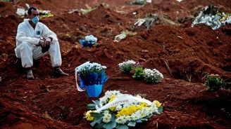 OBRAZEM: Hrobníci v Brazílii nestíhají pohřbívat oběti pandemie koronaviru