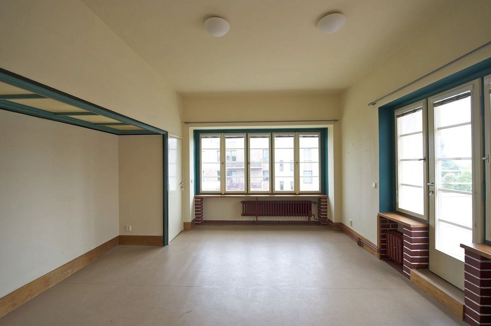 Funkcionalistická vila z roku 1932, dílo proslulého architekta Adolfa Loose, je k pronájmu. Kdo by nechtěl žít v architektonickém skvostu, který má 7 pokojů, 3 koupelny a dokonalý výhled?