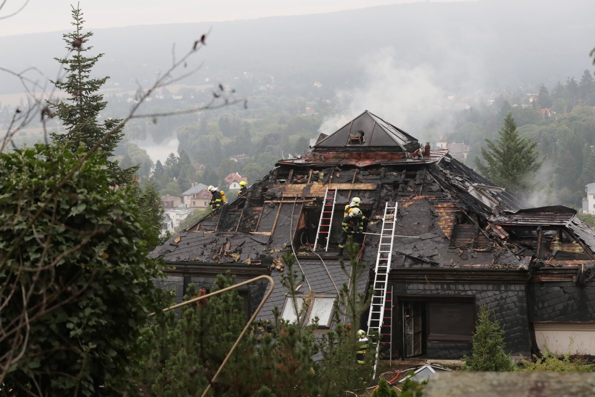 Vila Radovana Krejčíře v noci na 20. srpna 2019 hořela.