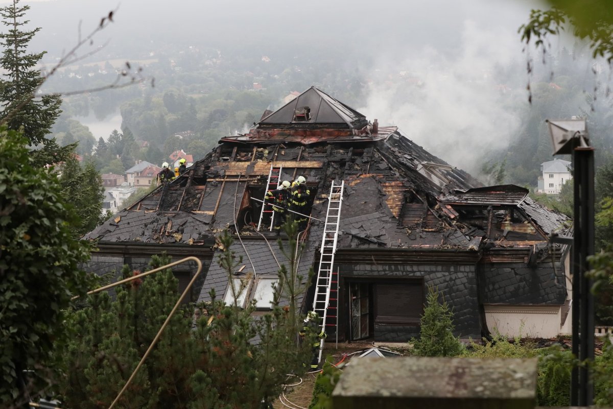 Vila Radovana Krejčíře v noci na 20. srpna 2019 hořela.