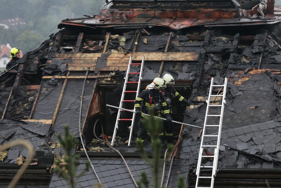 Vila Radovana Krejčíře v noci na 20. srpna 2019 hořela.