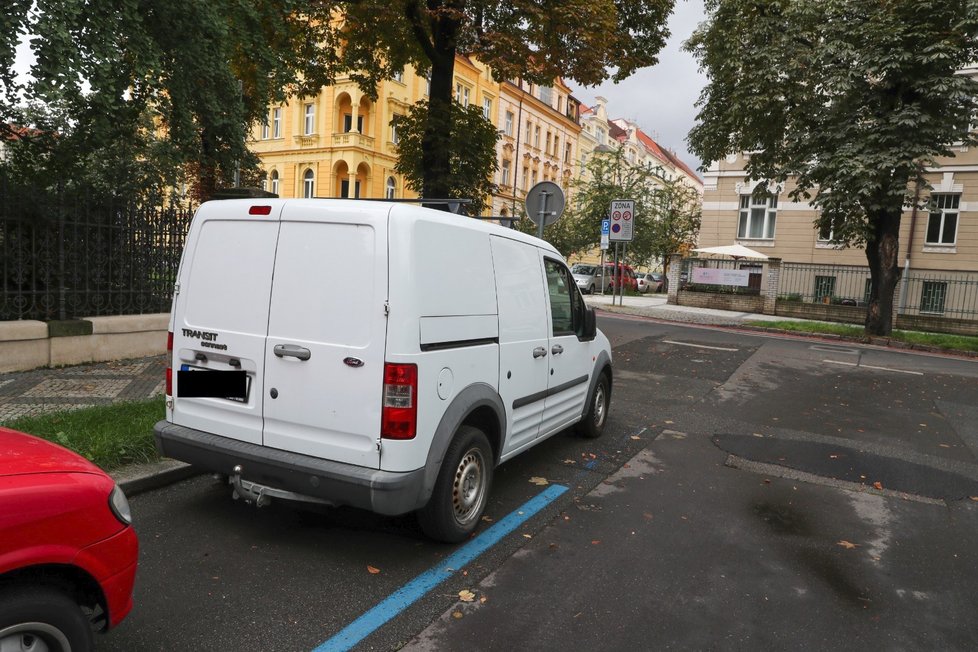 Zaparkované auto před domem patřilo Přemyslovi.