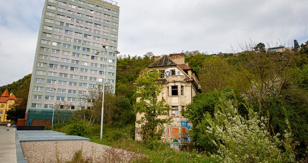 Před dvěma lety vilu Milada koupila Karlova univerzita. Objekt je stále v zuboženém stavu (3. května 2023)