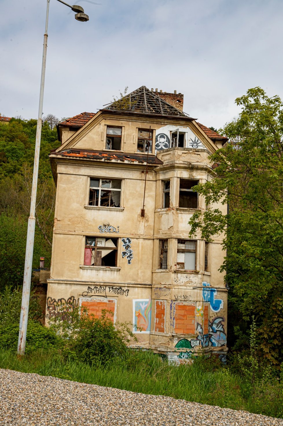 Před dvěma lety vilu Milada koupila Karlova univerzita. Objekt je stále v zuboženém stavu (3. května 2023)