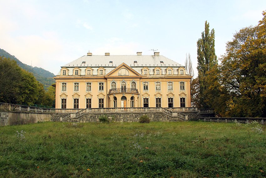 Vila známého továrníka Heinricha je v Ústí nad Labem na prodej. V domě úspěšného mydláře se scházela tehdejší politická kulturní smetánka. Úřad pro zastupování státu  ve věcech majetkových nabízí vilu za téměř 16 milionů korun