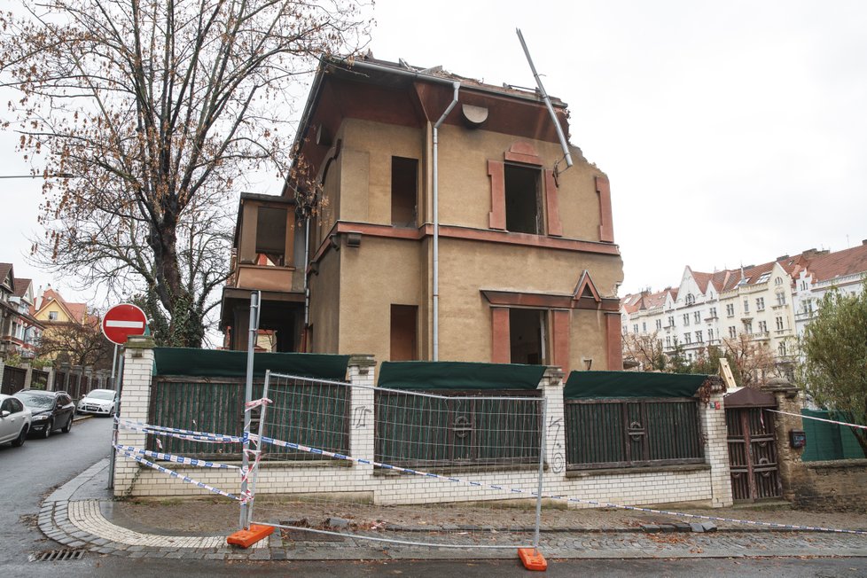 Takto v současné době vypadá vila, kterou navrhoval František Albert Libra v ulici Na Šafránce. Co naplat, že se nachází v památkově chráněné lokalitě.