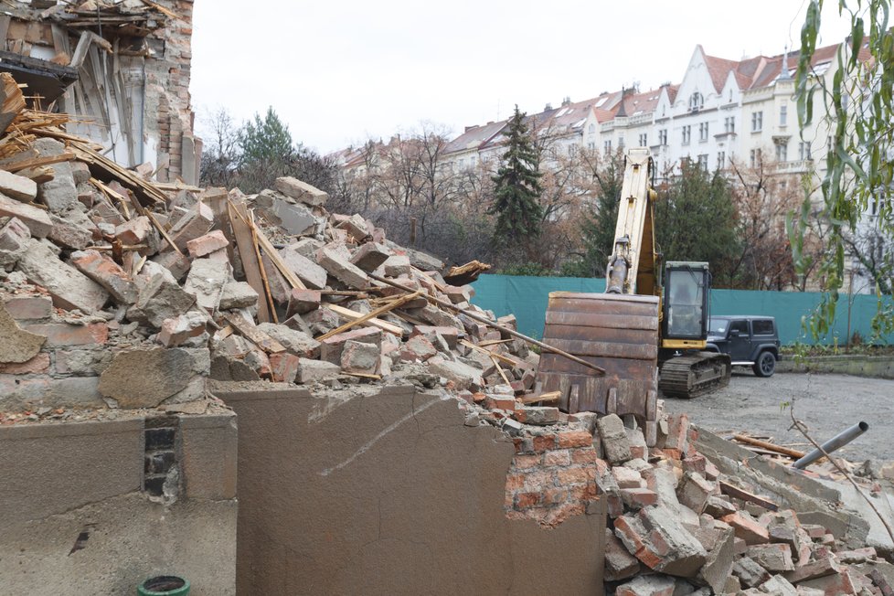 Takto v současné době vypadá vila, kterou navrhoval František Albert Libra v ulici Na Šafránce. Co naplat, že se nachází v památkově chráněné lokalitě.