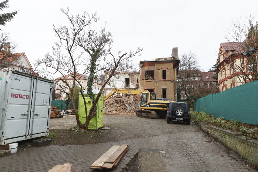 Takto v současné době vypadá vila, kterou navrhoval František Albert Libra v ulici Na Šafránce. Co naplat, že se nachází v památkově chráněné lokalitě.